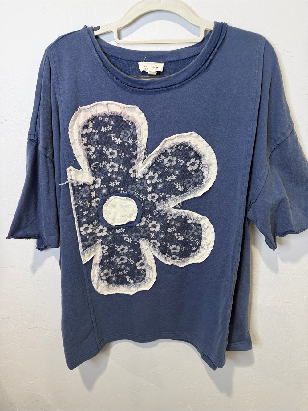 Sage and Fig Women’s Navy Blue Floral Applique Short Sleeve Tee